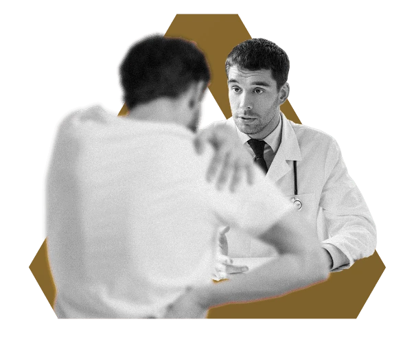 Médico examina a un paciente con dolor de hombro